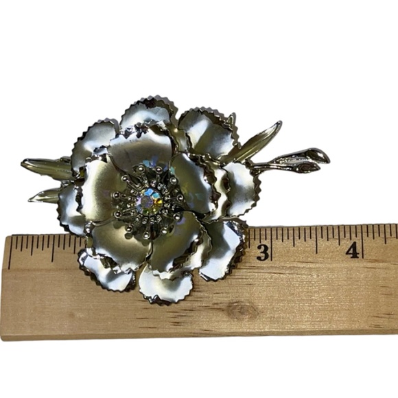 VTG Coro Flower Brooch Dimensional Silver Moving Petals Crystals Detailed Signed - Picture 2 of 5